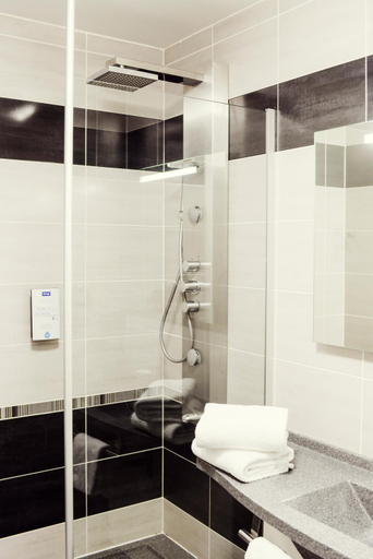 Bathroom 3, Kyriad Auray Hotel - Carnac, Morbihan