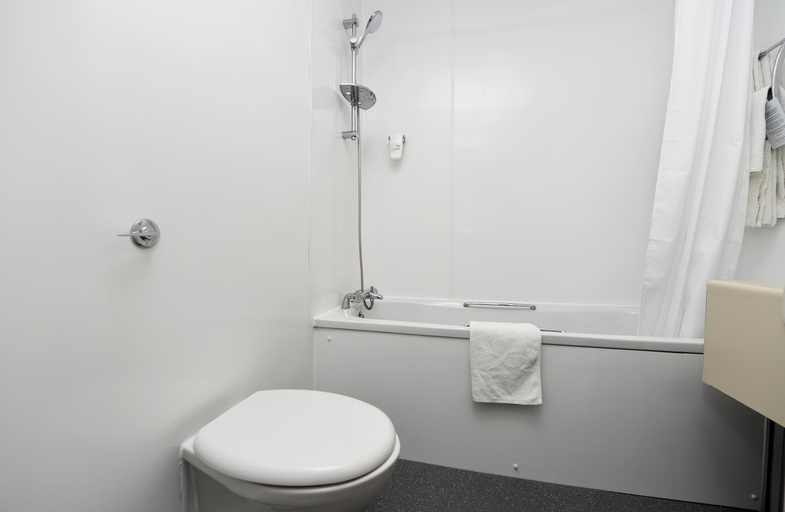 Bathroom, The Wynnstay Arms Hotel by Marston's Inns, Wrexham
