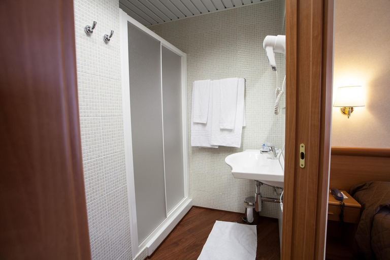 Bathroom 5, Hotel Esperia, Milano