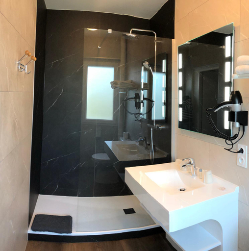 Bathroom 3, Cit'Hotel Atlantis, Charente-Maritime