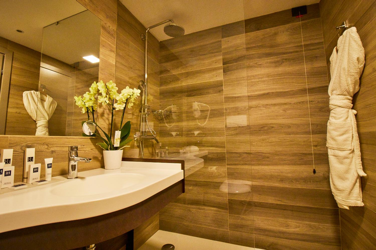 Bathroom 18
