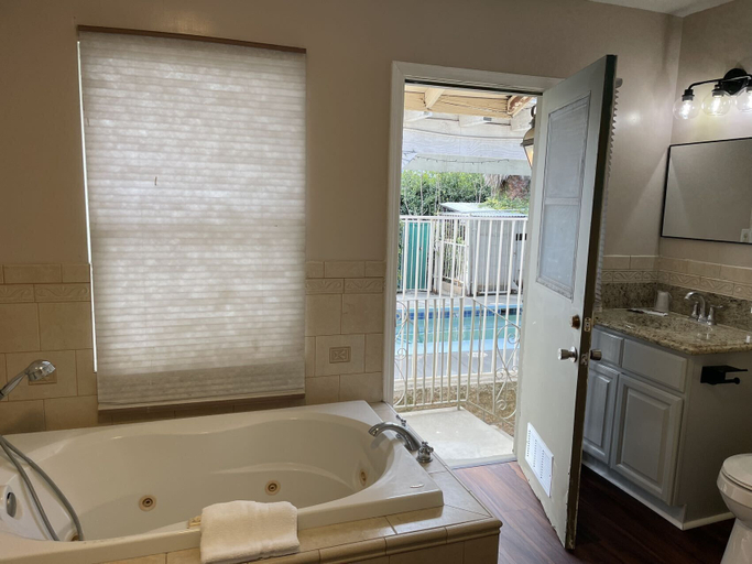 Bathroom 3, Elsinore Hot Springs & Lodge, Riverside