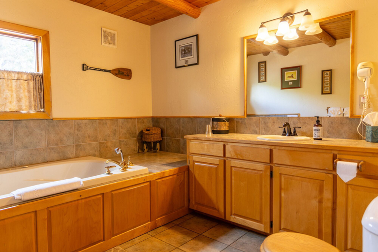 Bathroom 3, The Lindsay Lodge & Restaurant, Jackson