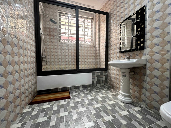Bathroom 4, De Capital Hotels & Restaurants, Asunafo South