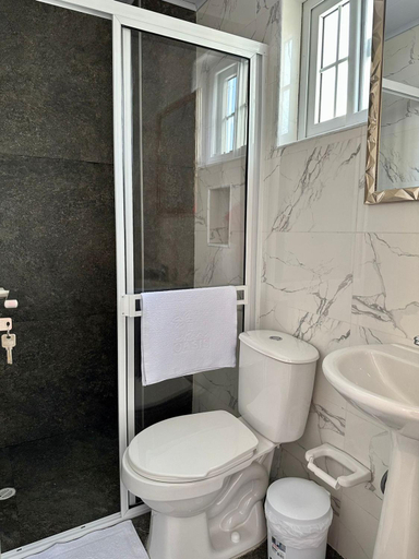 Bathroom 4, Oasis Hotel, San Andrés