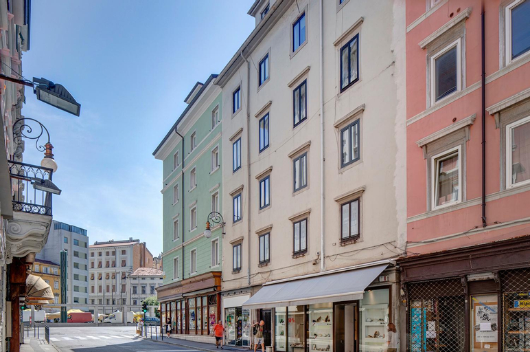 Exterior & Views 1, la Maison de Trieste Suite garage, Trieste