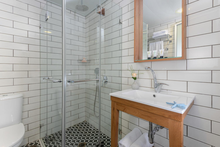 Bathroom 4, Embassy Hotel Tel Aviv