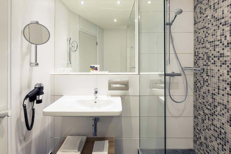 Bathroom 3, Mercure Hotel Nijmegen Center, Nijmegen