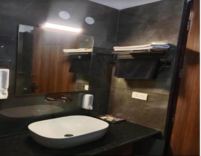 Bathroom, PACIFIC INN HOTEL, Sirmaur