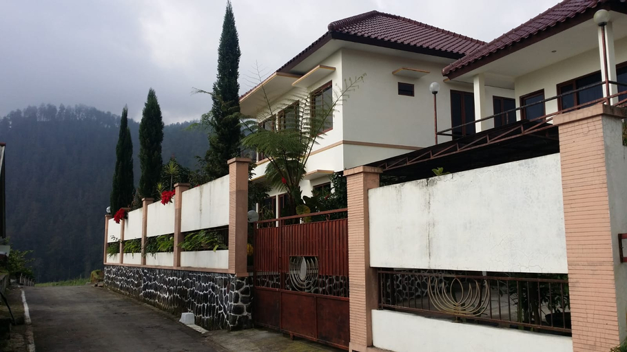Exterior 8