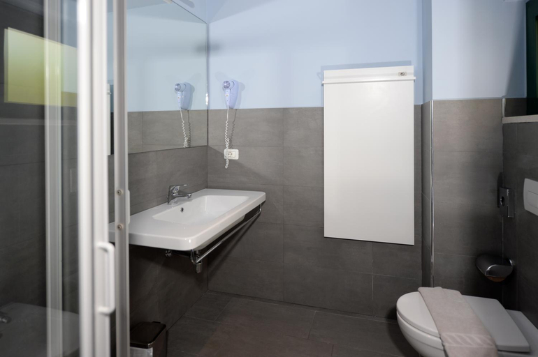 Bathroom 5, Club del Sole Desenzano Boutique Resort, Brescia
