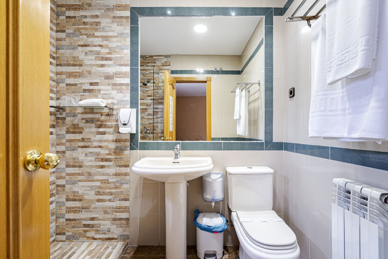 Bathroom 4, Hostal Don Juan, Madrid