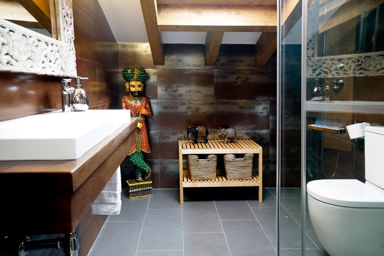 Bathroom 3, Casas de Valois, Guadalajara