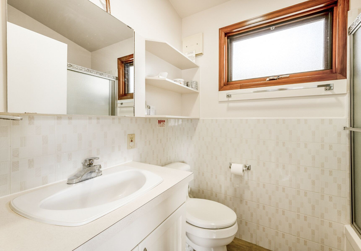Bathroom, Cozy Cottage by the Lakeshore 4, Central Okanagan