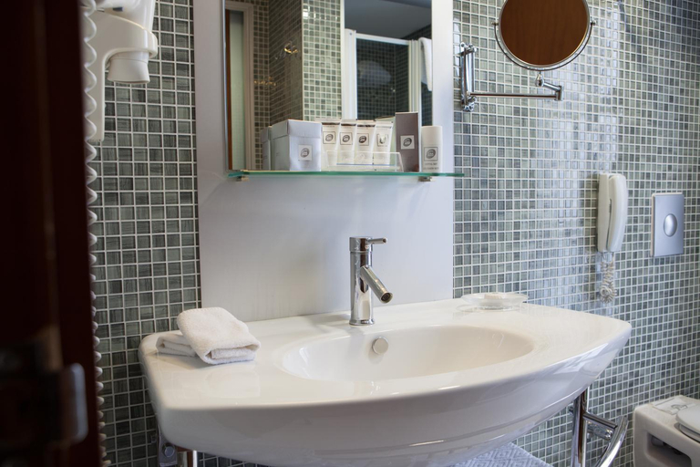 Bathroom 4, Limak Ambassadore Hotel, Çankaya