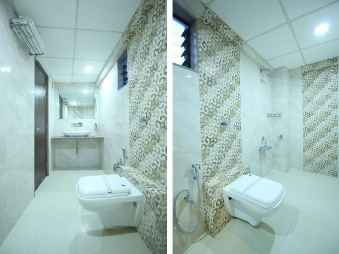Bathroom 3, Hotel Furaat Inn, Ahmadabad