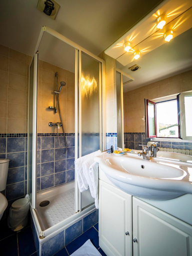 Bathroom 3, Achafla Baita, Pyrénées-Atlantiques