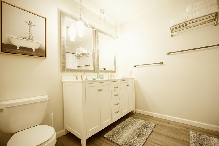Bathroom 2, Blue House Retreat 2, Minnehaha