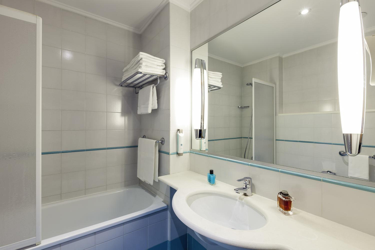 Bathroom 4, ibis Styles Napoli Garibaldi, Napoli
