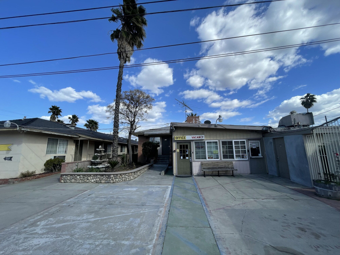 Exterior & Views 2, Elsinore Hot Springs & Lodge, Riverside