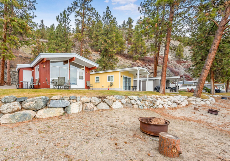 Exterior & Views 2, Cozy Cottage by the Lakeshore 4, Central Okanagan
