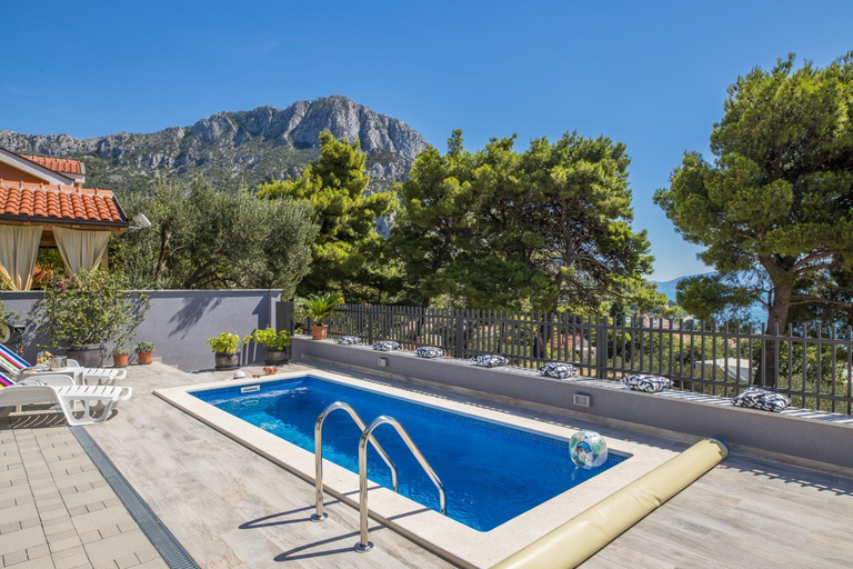 Others 2, Villa Unique, Gradac