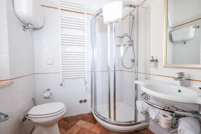 Bathroom 4, Borgo Grondaie, Siena