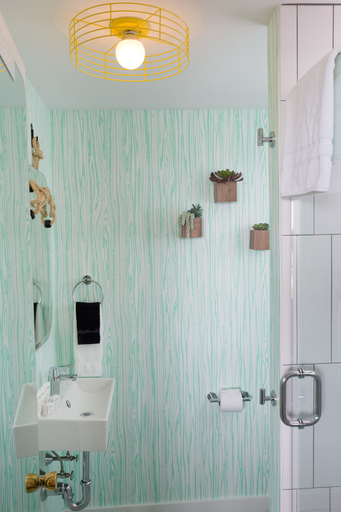 Bathroom 5, Summercamp, Dukes