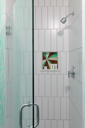 Bathroom 5, Summercamp, Dukes
