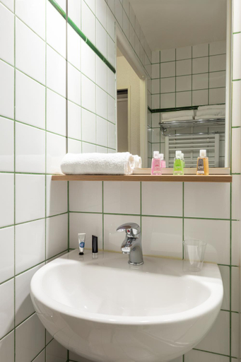 Bathroom 3, Adagio Access Defense Charras Aparthotel , Hauts-de-Seine