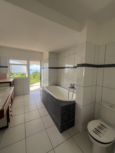 Bathroom 4, Te Tai Marama