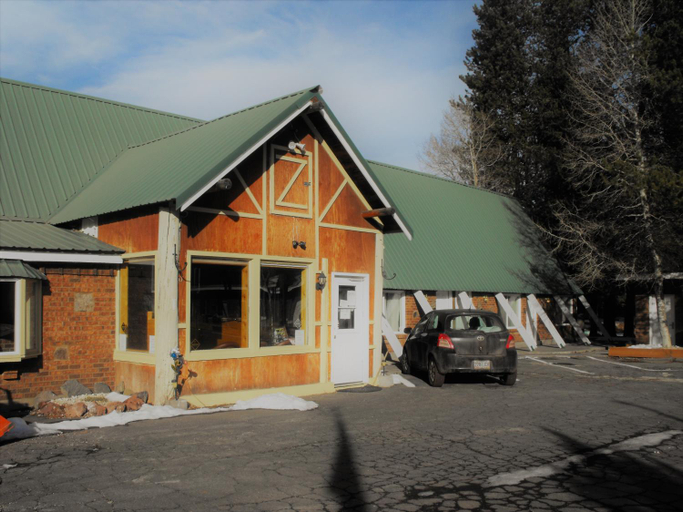 Exterior & Views 1, Eagle Crater Lake Inn, Klamath