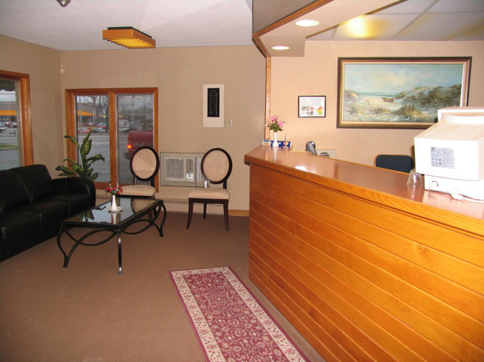 Public Area 2, Seven Oakes Motel, Frontenac