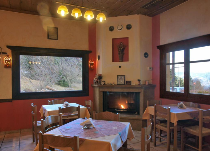 Food & Drinks 3, Hani Mpagasaki, Central Greece