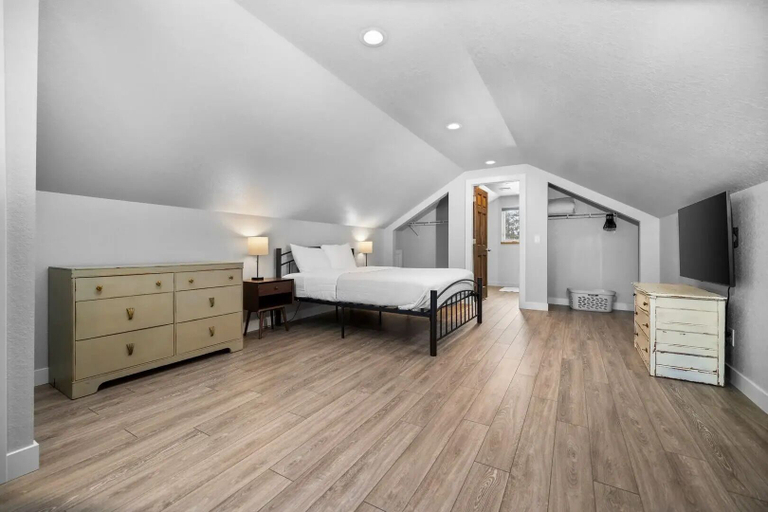 Bedroom 2, 4BDR Retreat Downtown & East Bay 3191, Grand Traverse