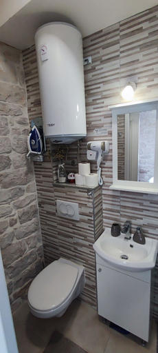 Bathroom 3, Studios Kadena, Trogir