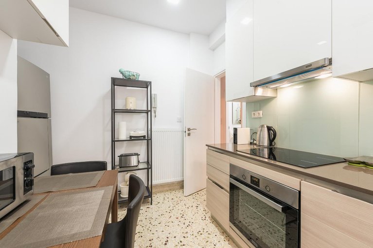 Others 3, Fresh and Clean apt for 6 in Koukaki, Attica
