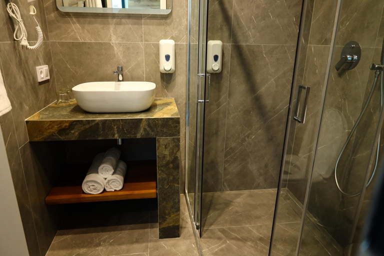 Bathroom 2, Готель Карпатія, Mukachivs'ka