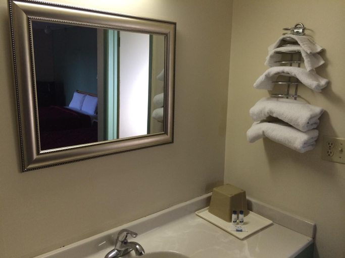 Bathroom 2, Super 7 Motel, Pettis