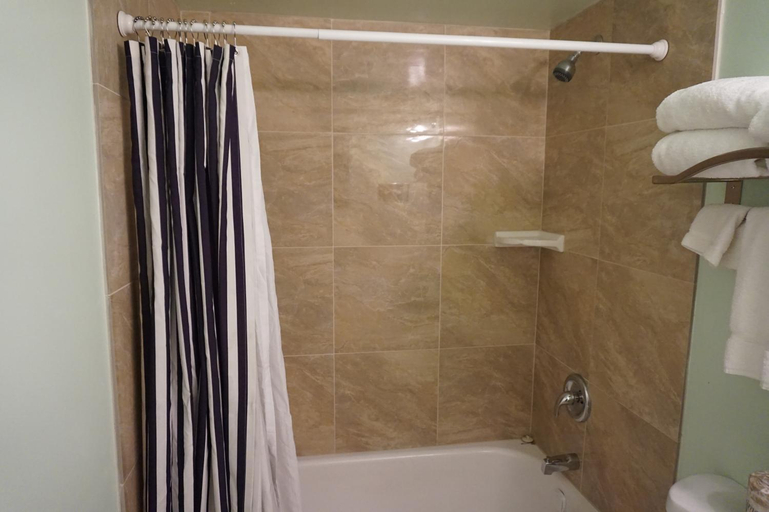 Bathroom 3, Eagle Crater Lake Inn, Klamath