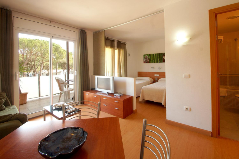 Bedroom 2, Aparthotel Arenal, Girona