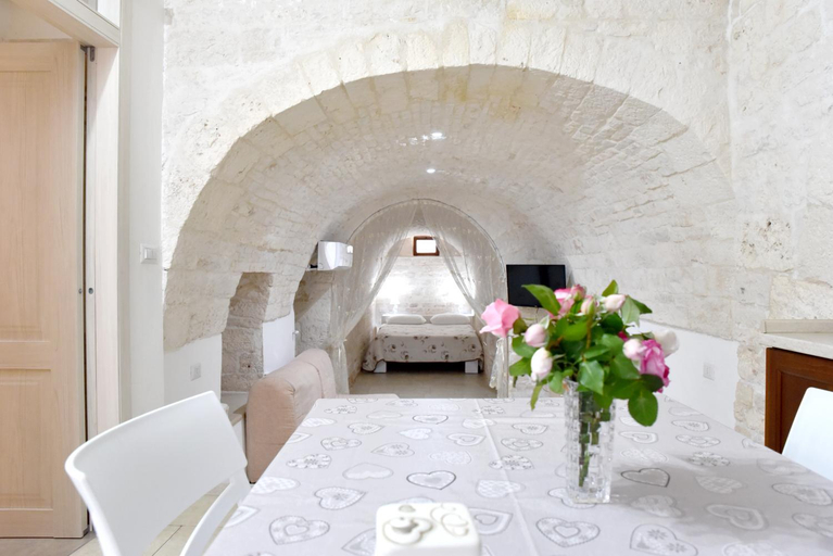 Others 5, Agape fra i Trulli Dimora Ciclamino, Bari