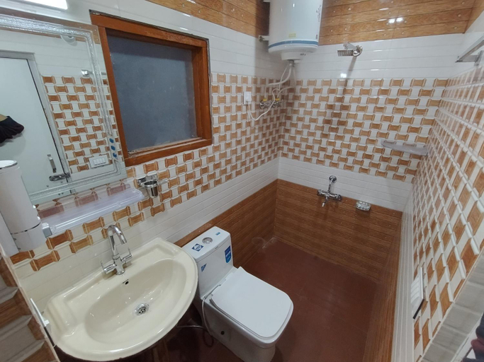Bathroom 3, Vintage Woods Inn, Shimla