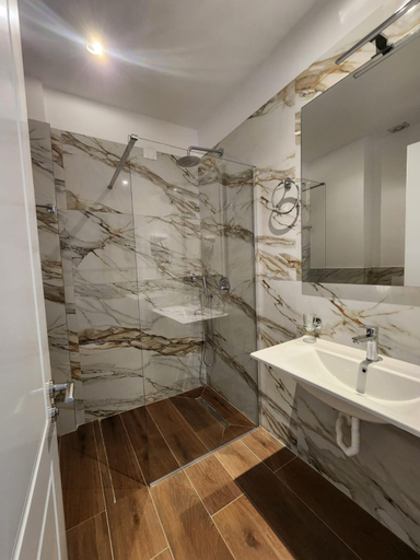 Bathroom 4, DIMAL CASTLE, Beratit