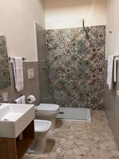Bathroom 3, Li Papi, Lecce