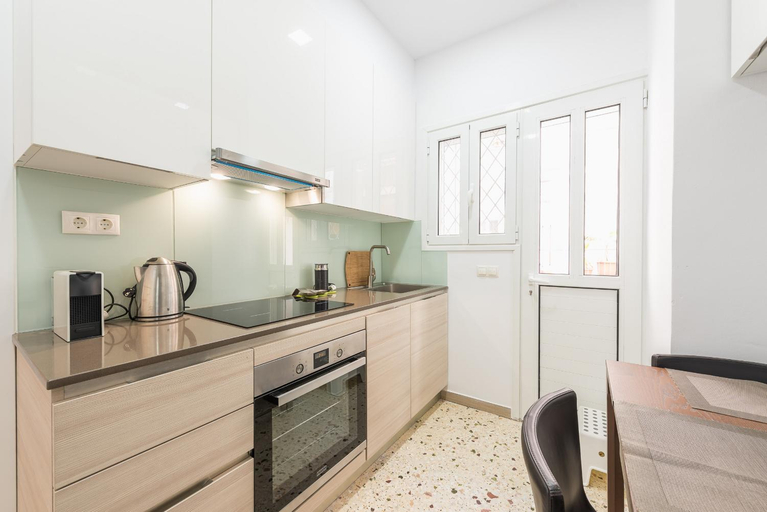 Others 3, Fresh and Clean apt for 6 in Koukaki, Attica