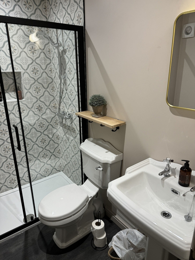 Bathroom, White Lion Hotel, Worcestershire