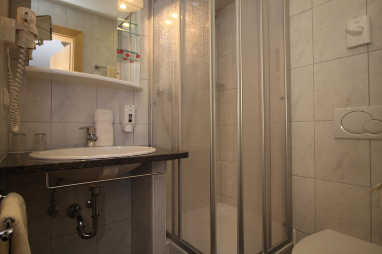 Bathroom 4, Gastehaus Alpina, Landeck