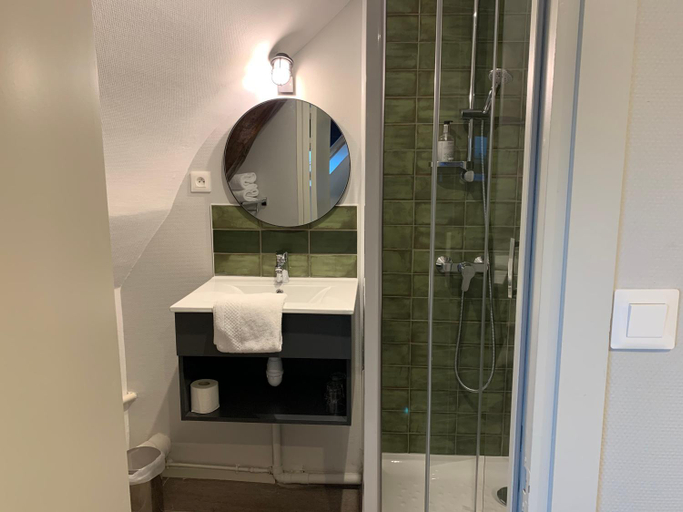 Bathroom 3, Hotel Iena, Maine-et-Loire