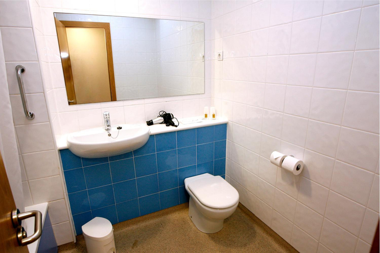 Bathroom 2, Travelodge Barcelona Fira, Barcelona